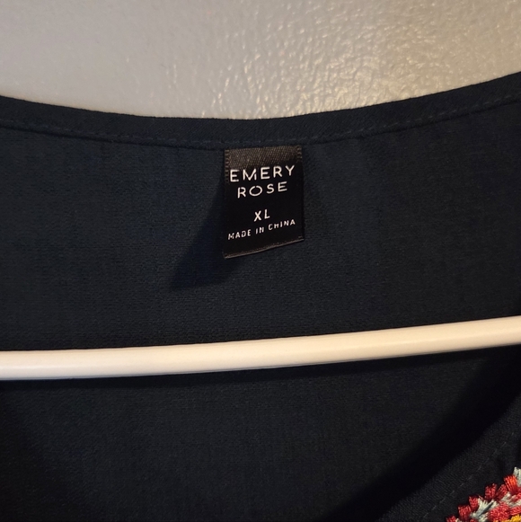 🪷Emery Rose Floral Top🪷 - Picture 2 of 4